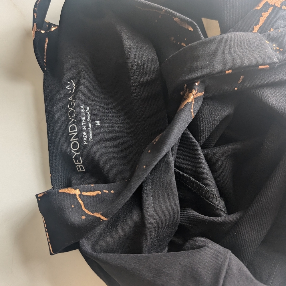 Beyond Yoga Lost Your Marbles Asymmetrical Cropped Workout Top M Rose Gold Black - Picture 8 of 9